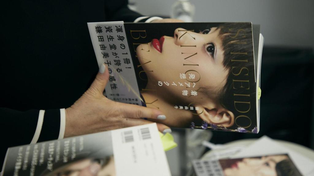 Revista Kimono Beauty Shiseido en las manos de la gurú nipona.