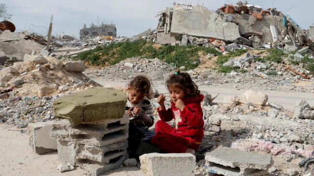 Niñas palestinas juegan en Rafah, en la Franja de Gaza, este miércoles.