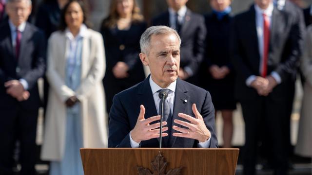 El nuevo primer ministro canadiense, Mark Carney, ofrece un discurso este viernes.