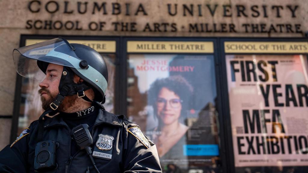 Un agente, a las puertas de la universidad de Columbia.