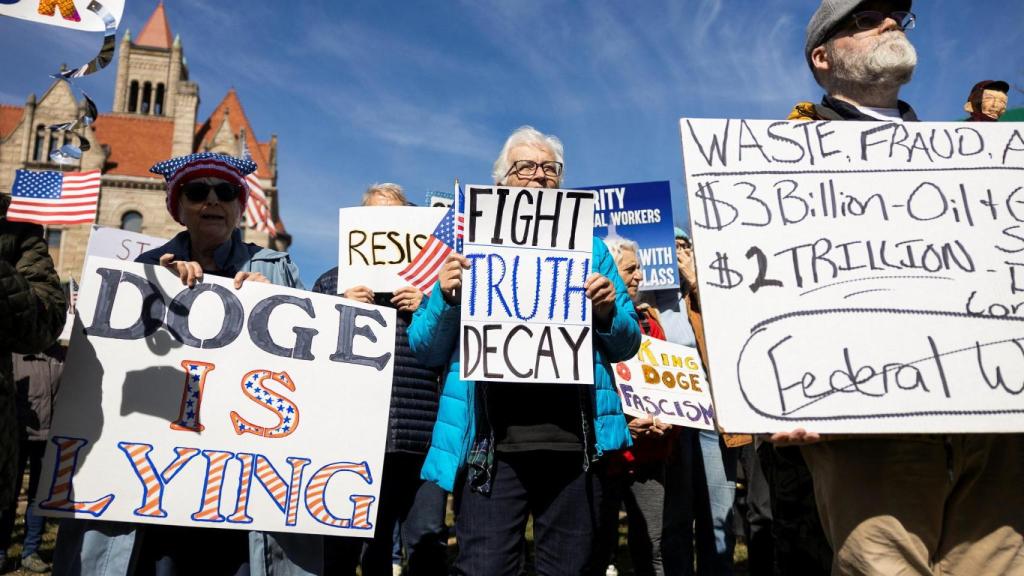 Protestas en West Virginia contra los despidos de Trump y Musk.