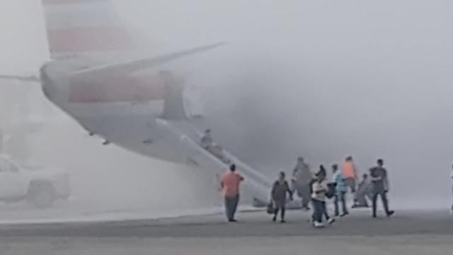Evacuación de los pasajeros del avión.