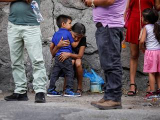 Familiares de migrantes salvadoreños deportados de Estados Unidos esperan en el Centro de Atención a Migrantes Retornados, en San Salvador.