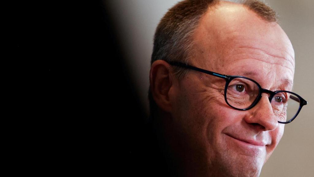 El canciller alemán en espera, Friedrich Merz, habla con los medios después de llegar a un acuerdo con los Verdes sobre un aumento masivo del endeudamiento estatal pocos días antes de una votación parlamentaria la próxima semana, en Berlín, Alemania, el 14 de marzo de 2025. REUTERS/Axel Schmidt.