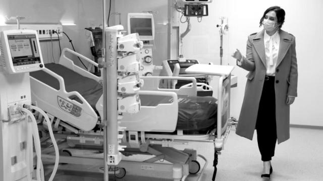 Isabel Díaz Ayuso en el Hospital Enfermera Isabel Zendal en 2020.