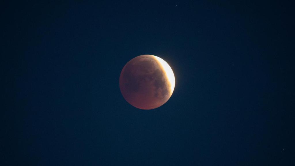 La 'Luna de sangre' del pasado mes de marzo en una fotografía desde O Porriño (A Coruña)