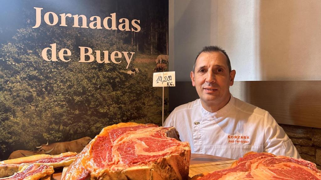 José Fernández, dueño del asador Gonzaba, posa con el mayor chuletón del restaurante