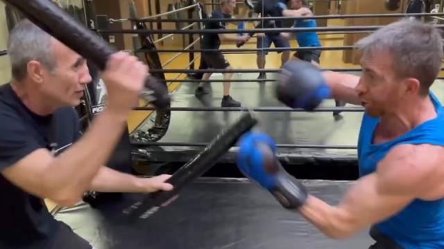 José Luis Serrano durante una sesión de boxeo con Pablo Motos.