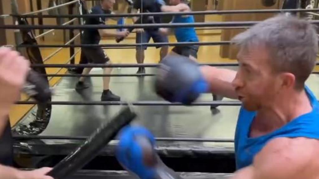 José Luis Serrano durante una sesión de boxeo con Pablo Motos.