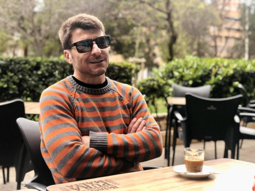 Carlos García, frente a un cortado. EE