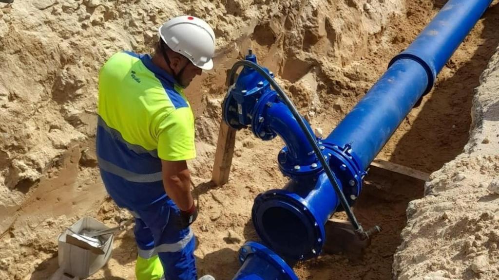 Un operario de Aqualia em la ejecución de una nueva red abastecimiento hídrico.