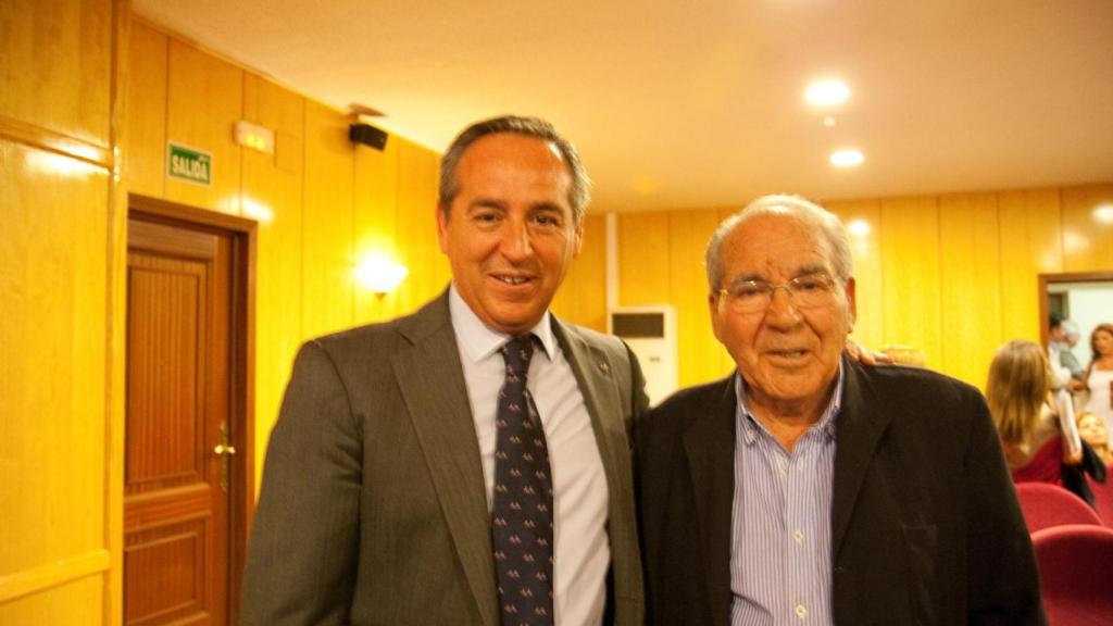 Ángel Nicolás junto a su hijo.