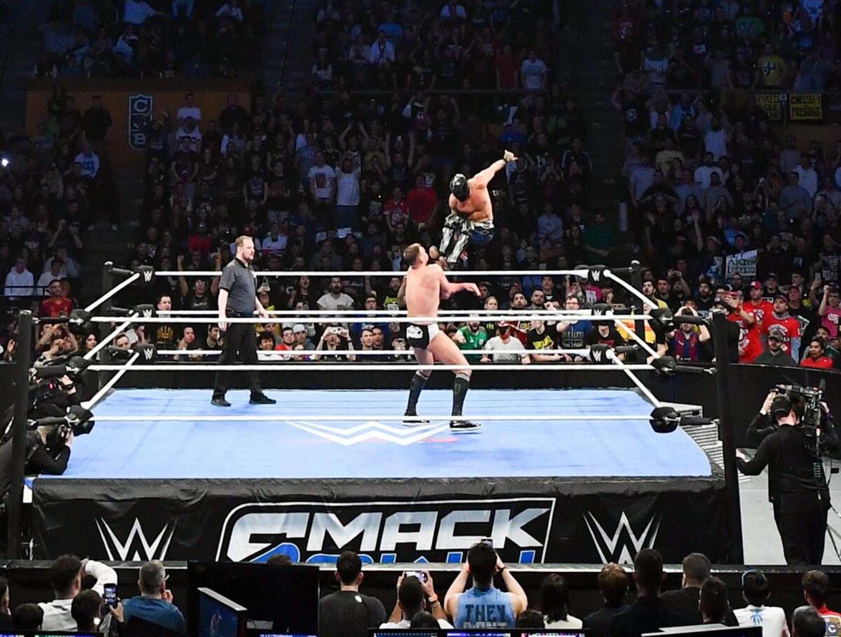 Axiom, durante su pelea contra Gunther en el Palau Olímpic de Badalona