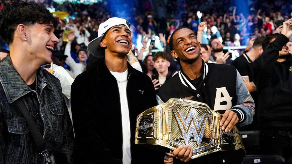 Héctor Fort, Lamine Yamal y Alejandro Balde, futbolistas del FC Barcelona, disfrutando del show