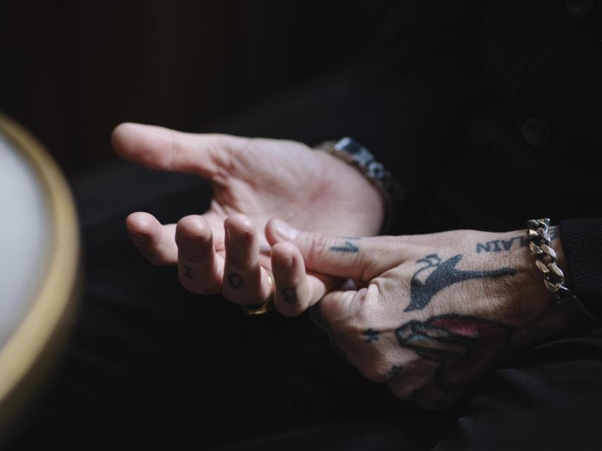 Las manos de Kiko Amat.