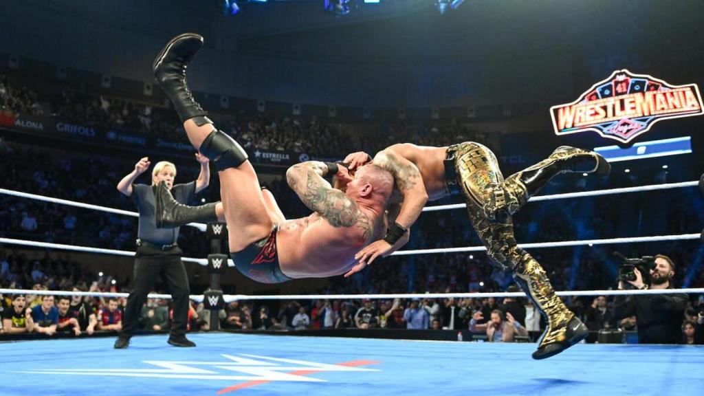 La superestrella Randy Orton durante su combate contra Carmelo Hayes en Barcelona