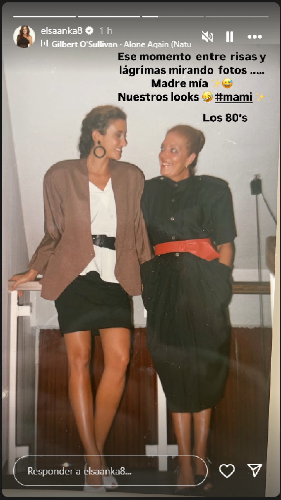 Elsa Anka, con su madre, en una foto de las redes sociales.