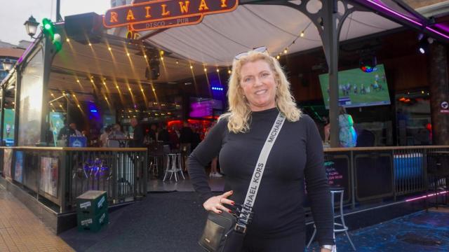 Baker aconseja a los turistas sobre el ocio de la ciudad.