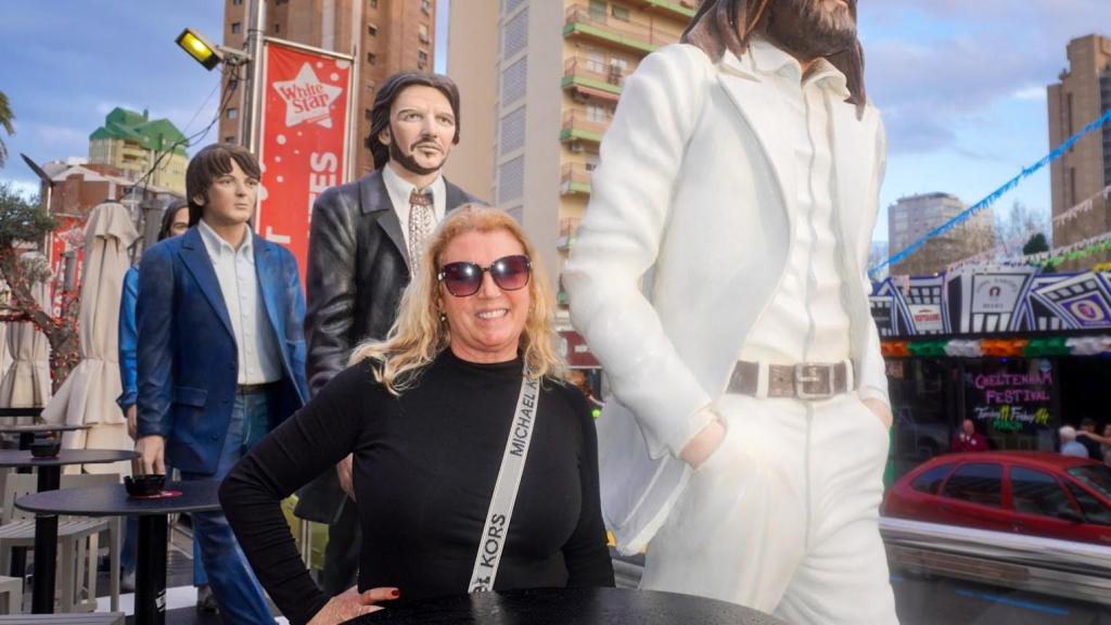 La experta en turismo junto a unas figuras de The Beatles.