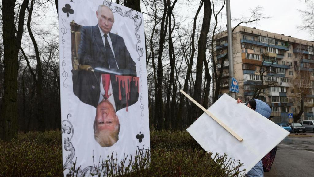 Cartel contra Trump y Putin en una protesta frente a la Embajada de los Estados Unidos en Kiev mientras mantienen conversaciones sobre un posible alto el fuego.