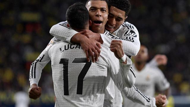Mbappé celebra con Lucas Vázquez y Bellingham su segundo gol en el partido.
