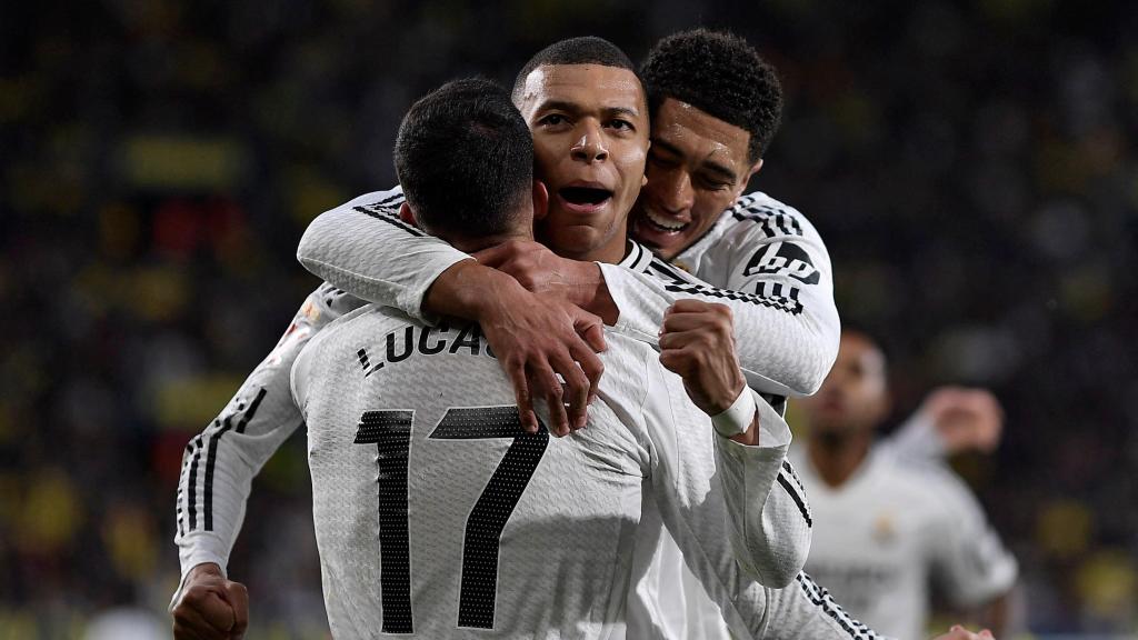 Mbappé celebra con Lucas Vázquez y Bellingham su segundo gol en el partido.