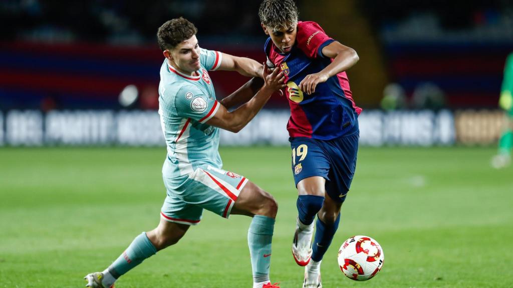 Julián Álvarez pugna con Lamine Yamal en el partido de la Copa del Rey.