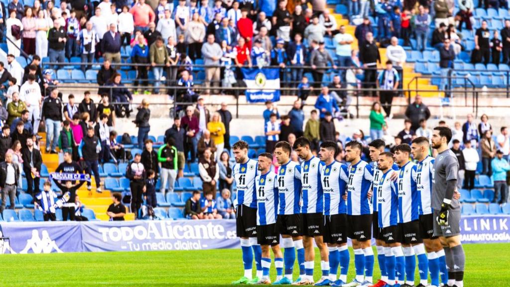 Los jugadores del Hércules durante un minuto de silencio. Hércules CF