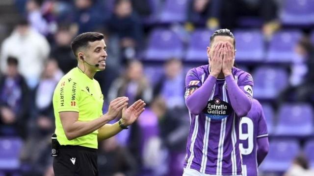 Javi Sánchez se lamenta después de que el árbitro señalase penalti a favor del RC Celta de Vigo