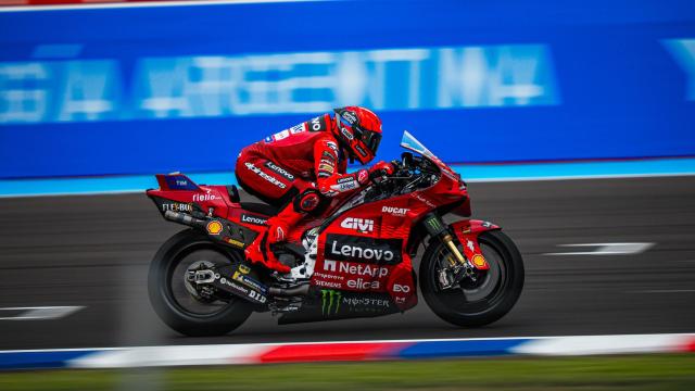 Marc Márquez se acopla a su Ducati Desmosedici GP25, en la recta de meta del circuito de Termas de Río Hondo.