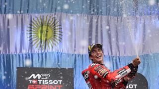 Marc Márquez celebra su victoria en la carrera al sprint, en el circuito argentino de Termas de Río Hondo.