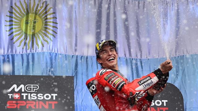 Marc Márquez celebra su victoria en la carrera al sprint, en el circuito argentino de Termas de Río Hondo.