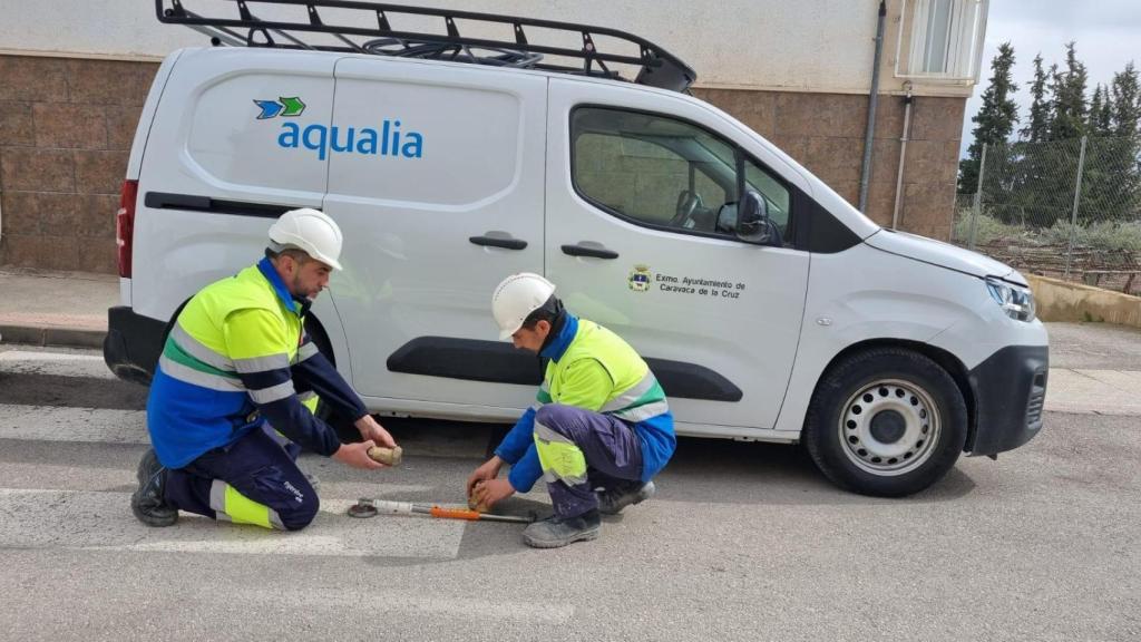 Dos empleados de Aqualia trabajando en una de las quince localidades de la Región de Murcia donde está presente la compañía.