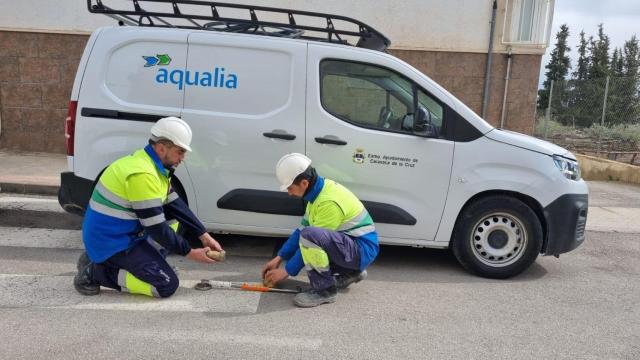 Dos empleados de Aqualia trabajando en una de las quince localidades de la Región de Murcia donde está presente la compañía.