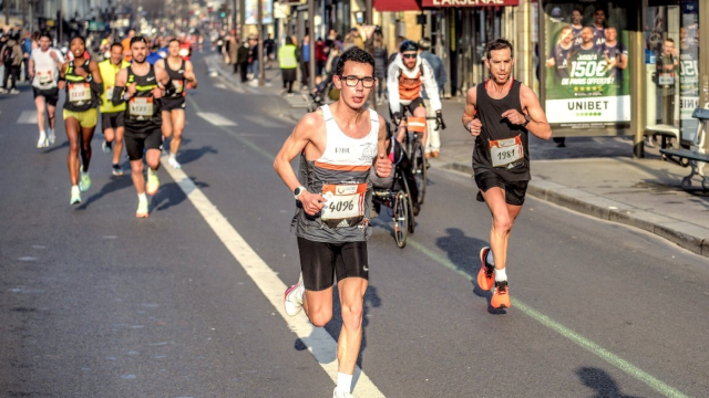 Juan corriendo en la Maratón de París.