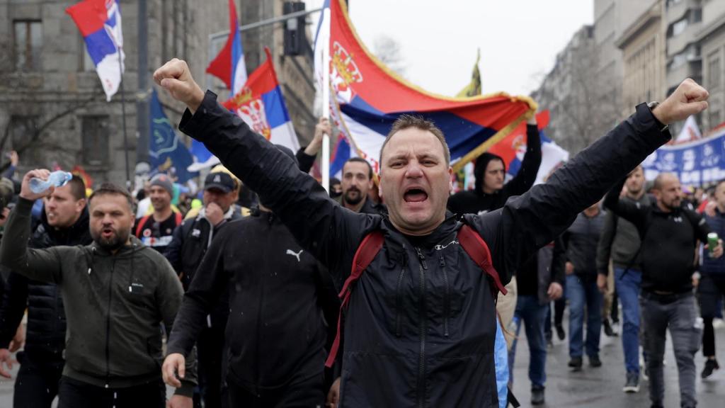 Imagen de los manifestantes en las calles de Belgrado.
