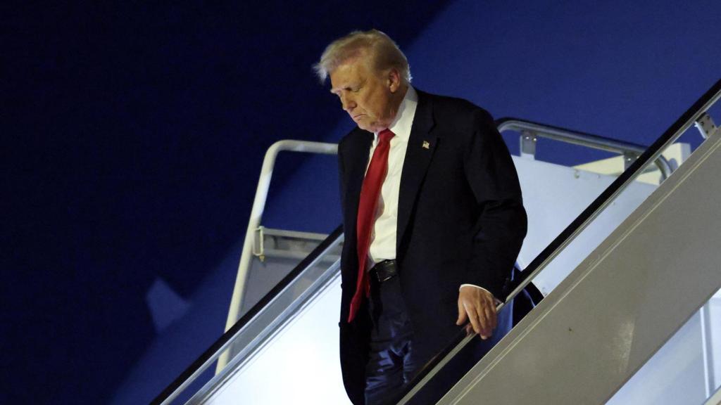 El presidente de Estados Unidos, Donald Trump , desembarca del Air Force One.