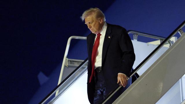 El presidente de Estados Unidos, Donald Trump , desembarca del Air Force One.