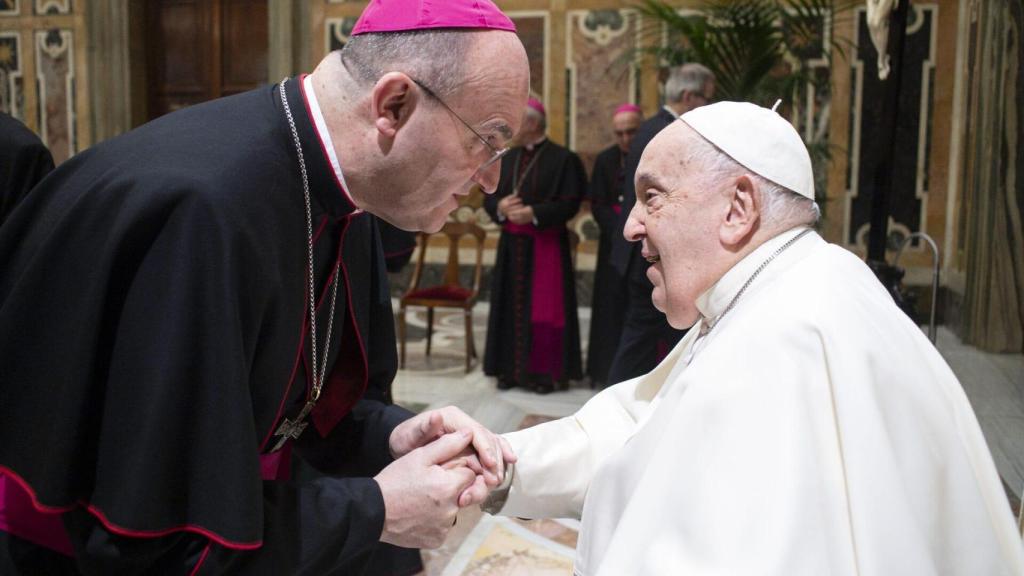 Una imagen difundida por la Diócesis Orihuela - Alicante del obispo José Ignacio Munilla con el papa Francisco.