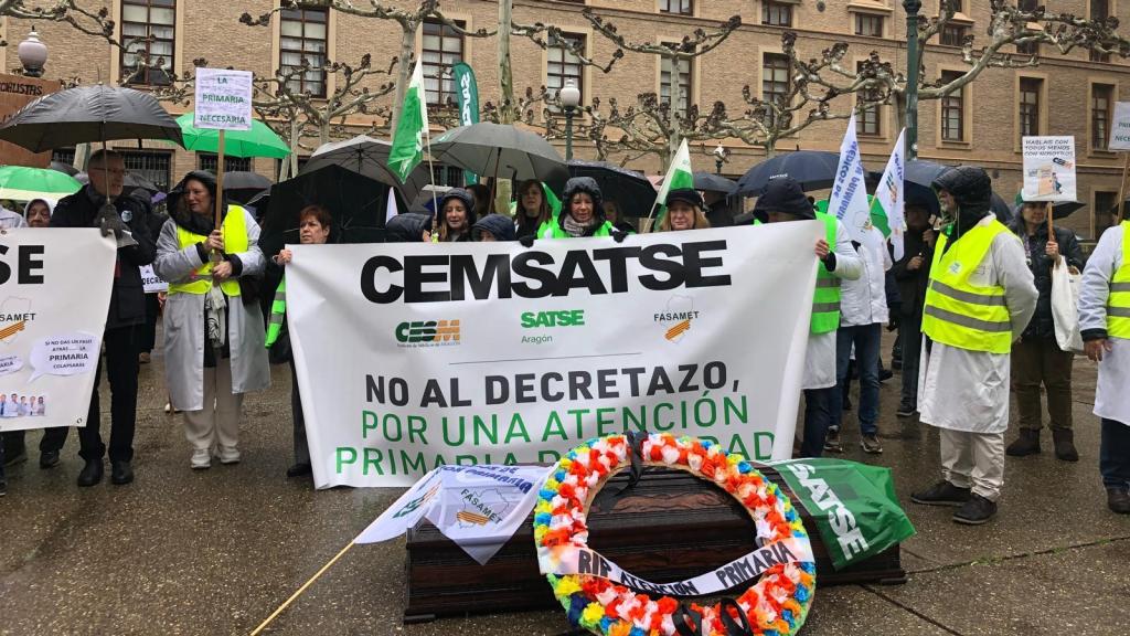 Manifestantes por la atención primaria a las puertas del edificio Pignatelli