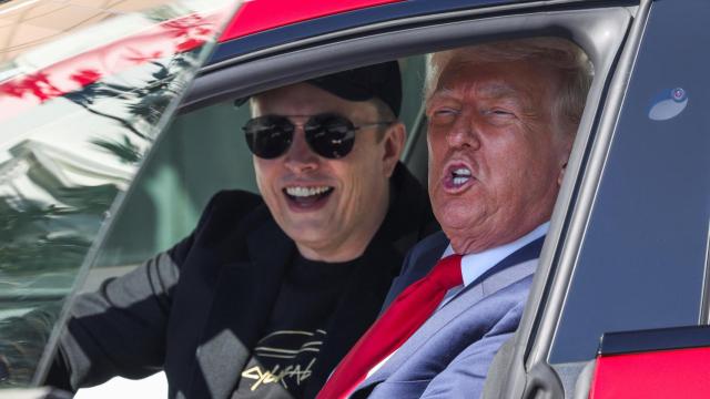 Donald Trump y Elon Musk dentro del Tesla que adquirió el presidente.