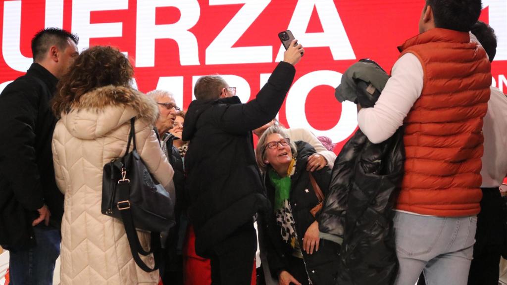 Selfie sobre el escenario tras la clausura del Congreso Regional del PSOE-Aragón