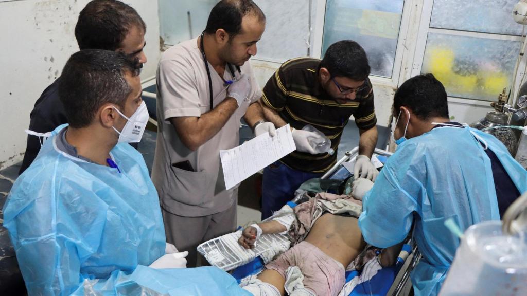 Médicos atienden a niña herida por ataque estadounidense en Saada.