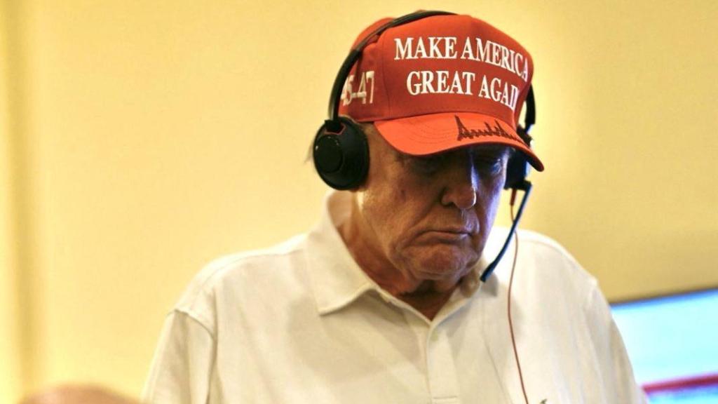 El presidente de Estados Unidos, Donald Trump, observa cómo se lanzan ataques militares contra los hutíes de Yemen.