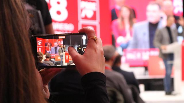 Una espectadora graba la intervención de Pedro Sánchez en el Congreso Regional del PSOE-Aragón