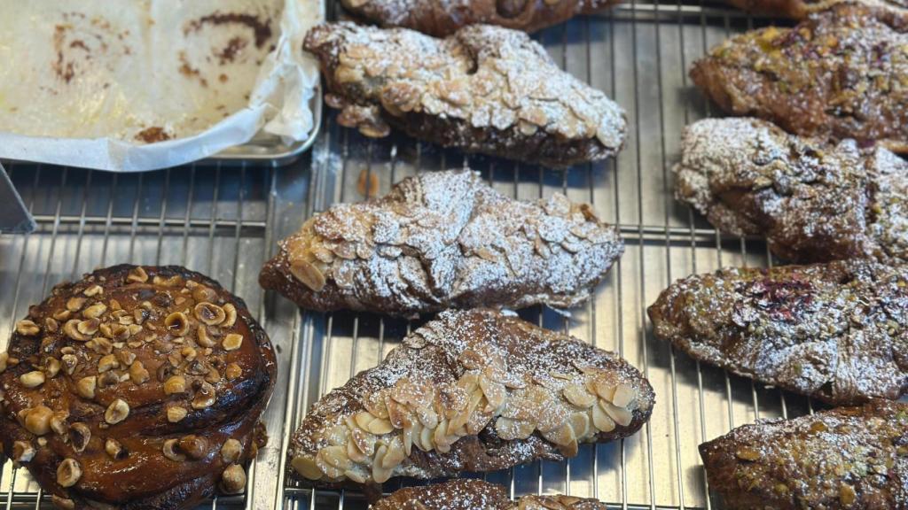 Cookies y cruasáns con almendra y pistacho.