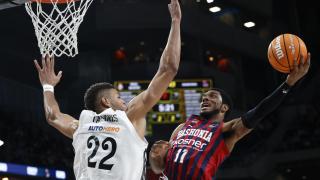 Trent Forrest trata de entrar a canasta ante la oposición de Tavares.