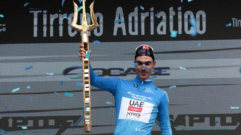 Juan Ayuso, en el podio al ganar la Tirreno Adriático.