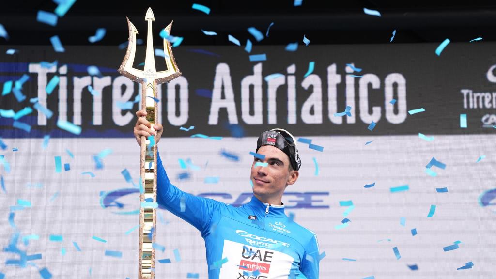 Juan Ayuso, en el podio con el tridente tras la ganar la Tirreno Adriático.