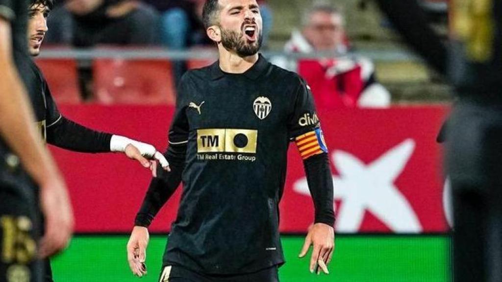 José Luis Gayà, con el dedo dislocado.